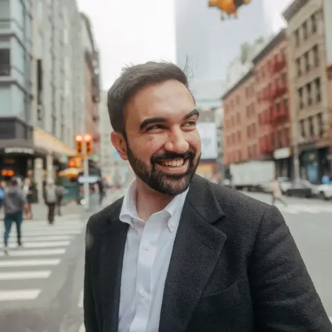 Bild på leende Zohran Mamdani