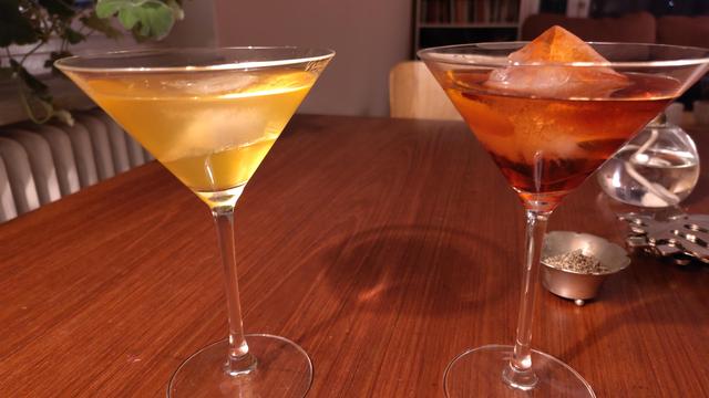 Två drinkar med is. En ljust orange och en genomskinligt röd.