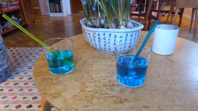 Två glas med blå drink och sugrör