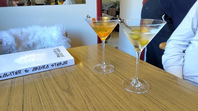 Bild på beskrivna drinkar på ett bord.