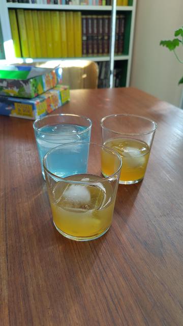 Två gula och en blå drink med is