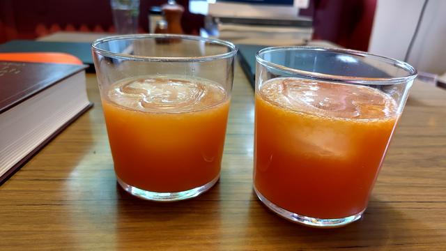Två orange drinkar på ett bord
