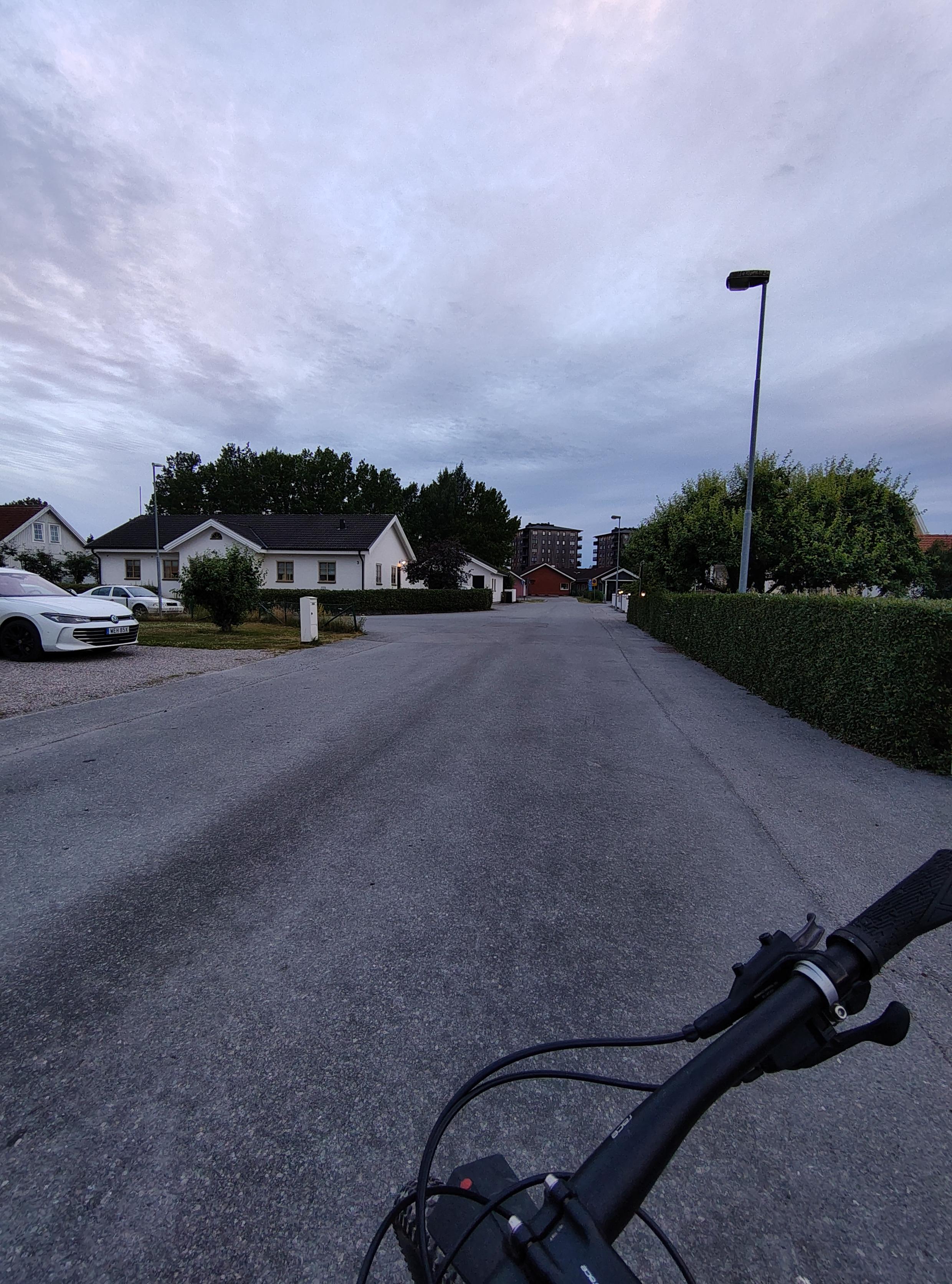 Villagatan och cykelstyre.
