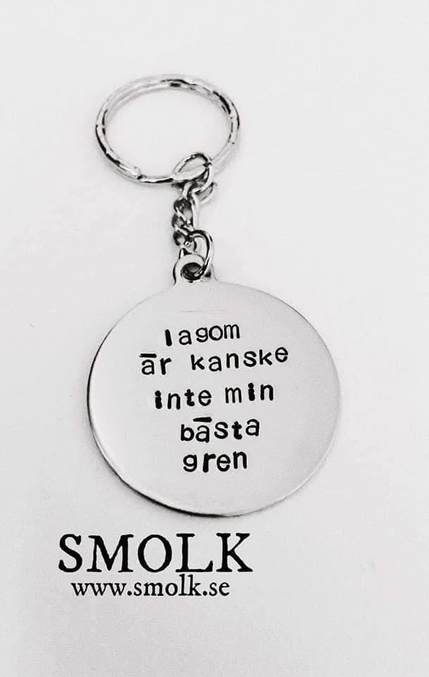 En nyckelring från SMOLK med texten lagom är kanske inte min bästa gren