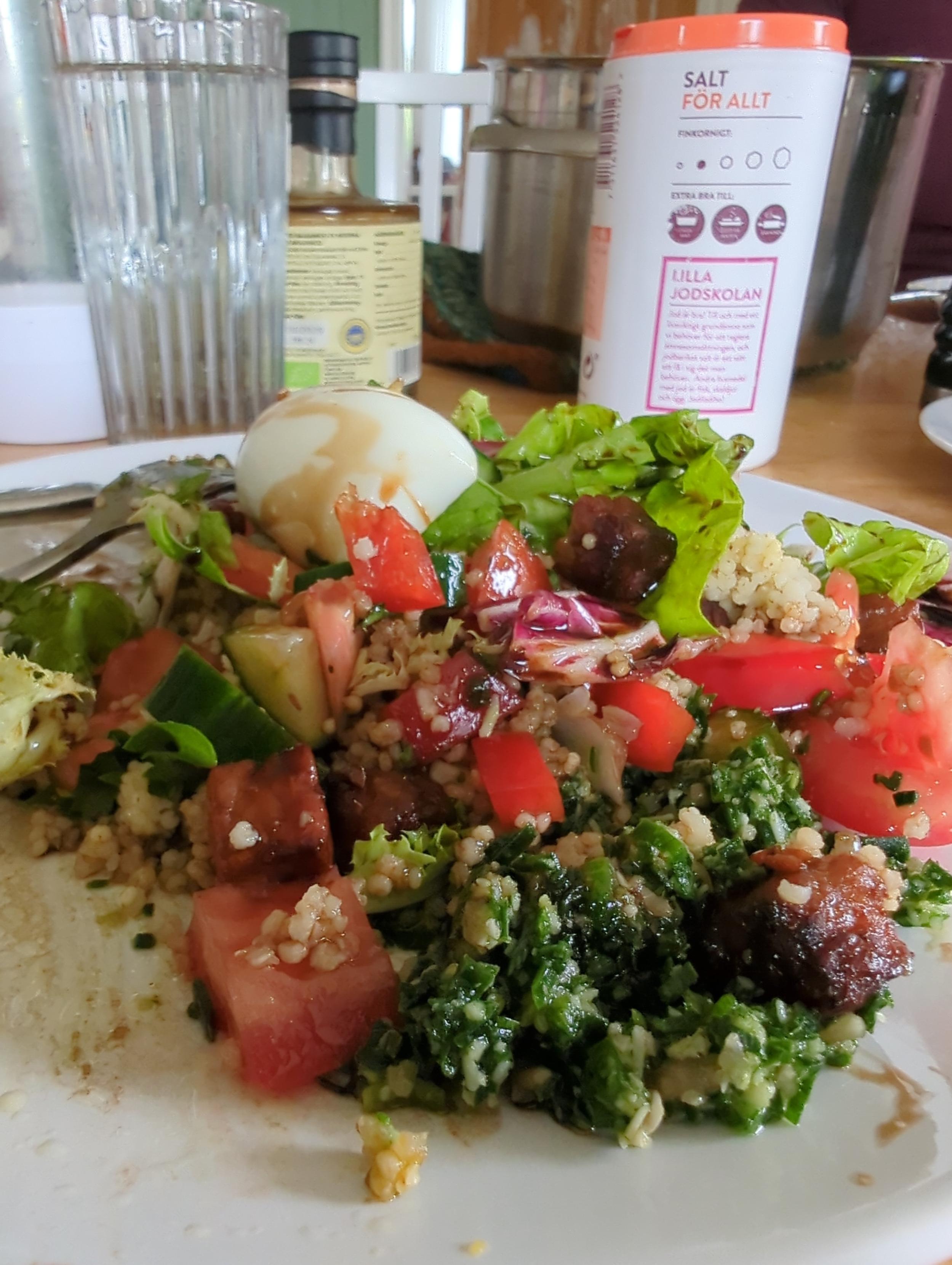 Sallad på tallrik framför ägg