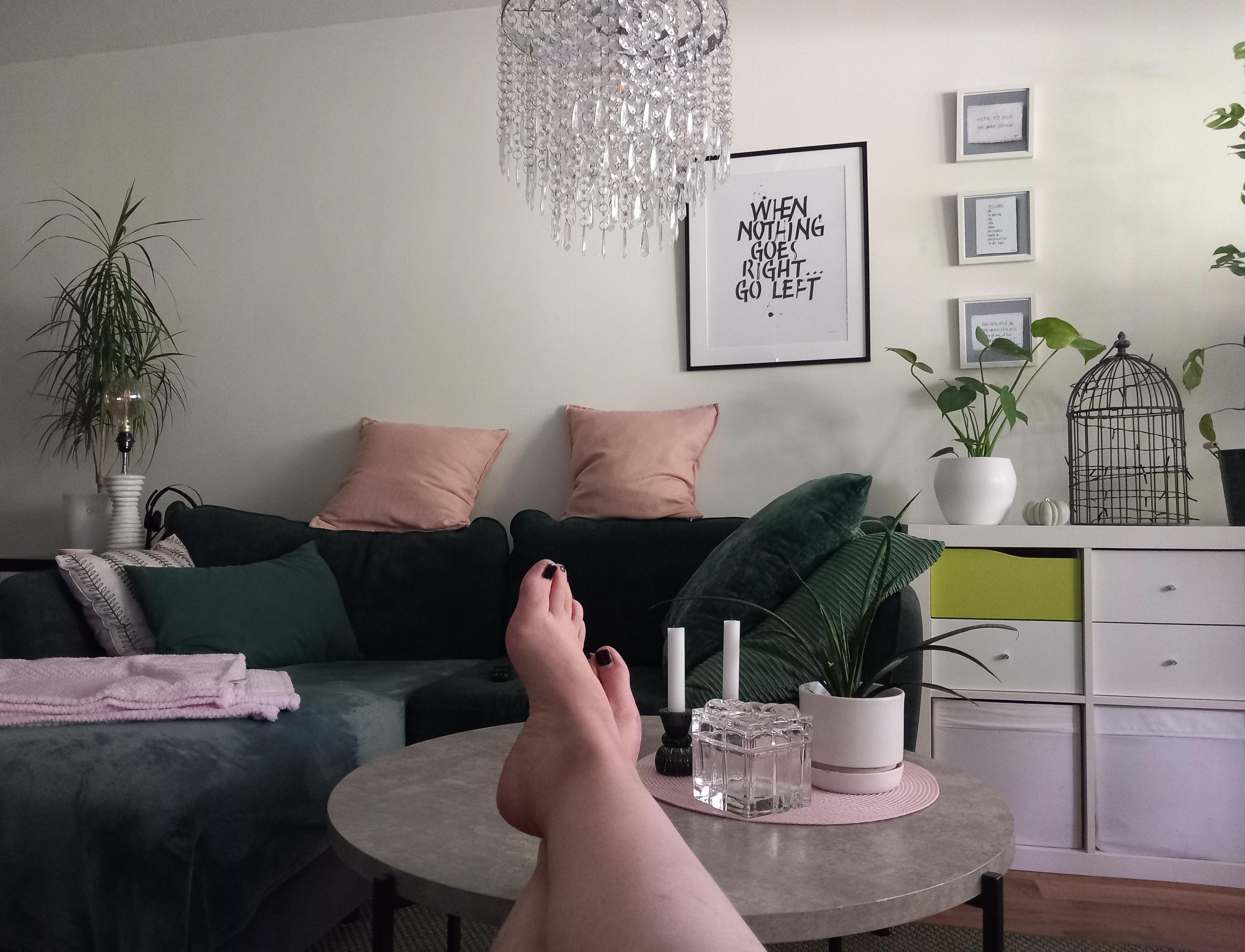 Bild från mitt vardagsrum där jag lagt upp fötterna på soffbordet