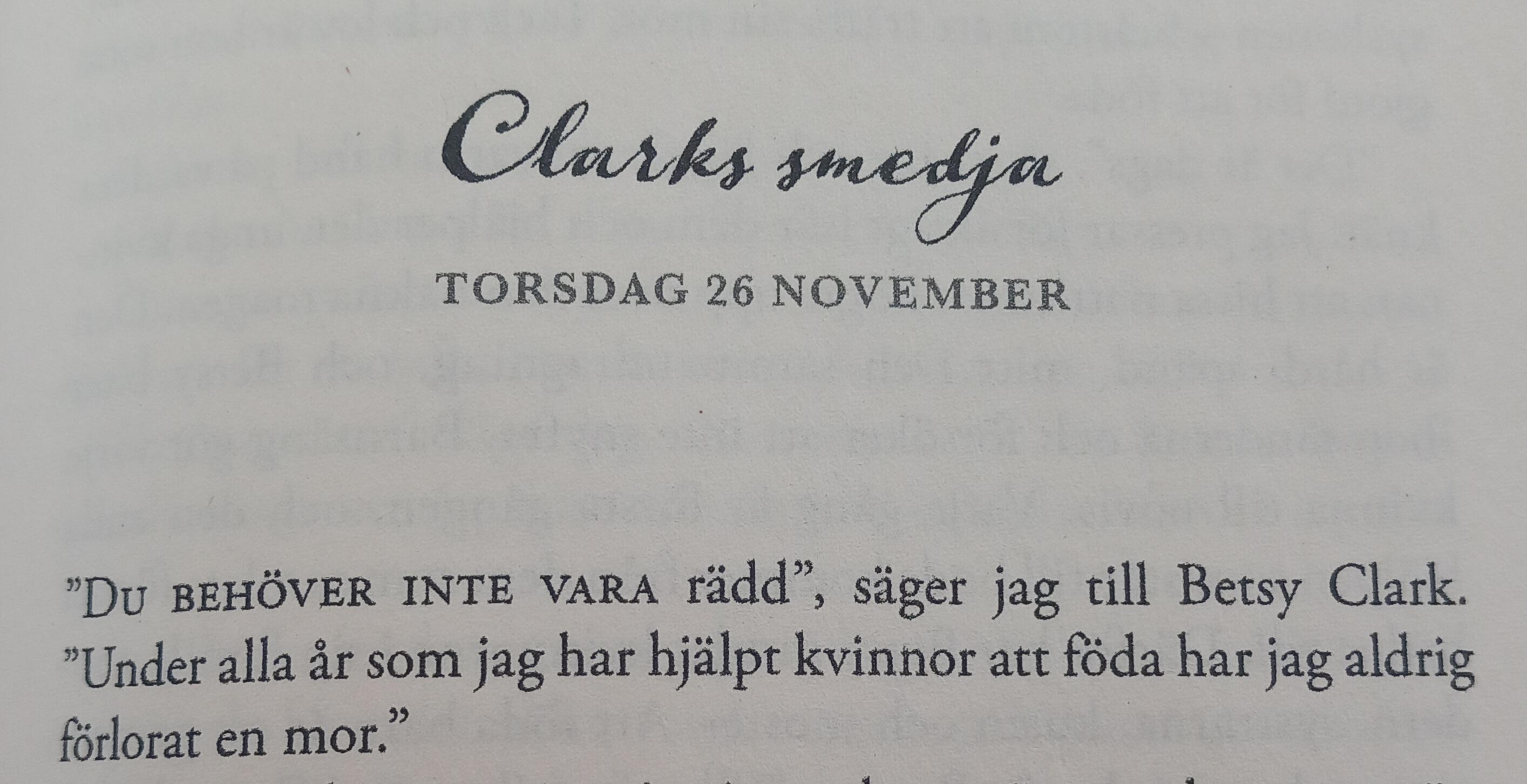 Boksida:

Clarks smedja
Torsdag 26 november 
"Du behöver inte vara rädd" säger jag till Betsy Clark.
"Under alla år som jag hjälpt kvinnor att föda,har han aldrig förlorat en mor"