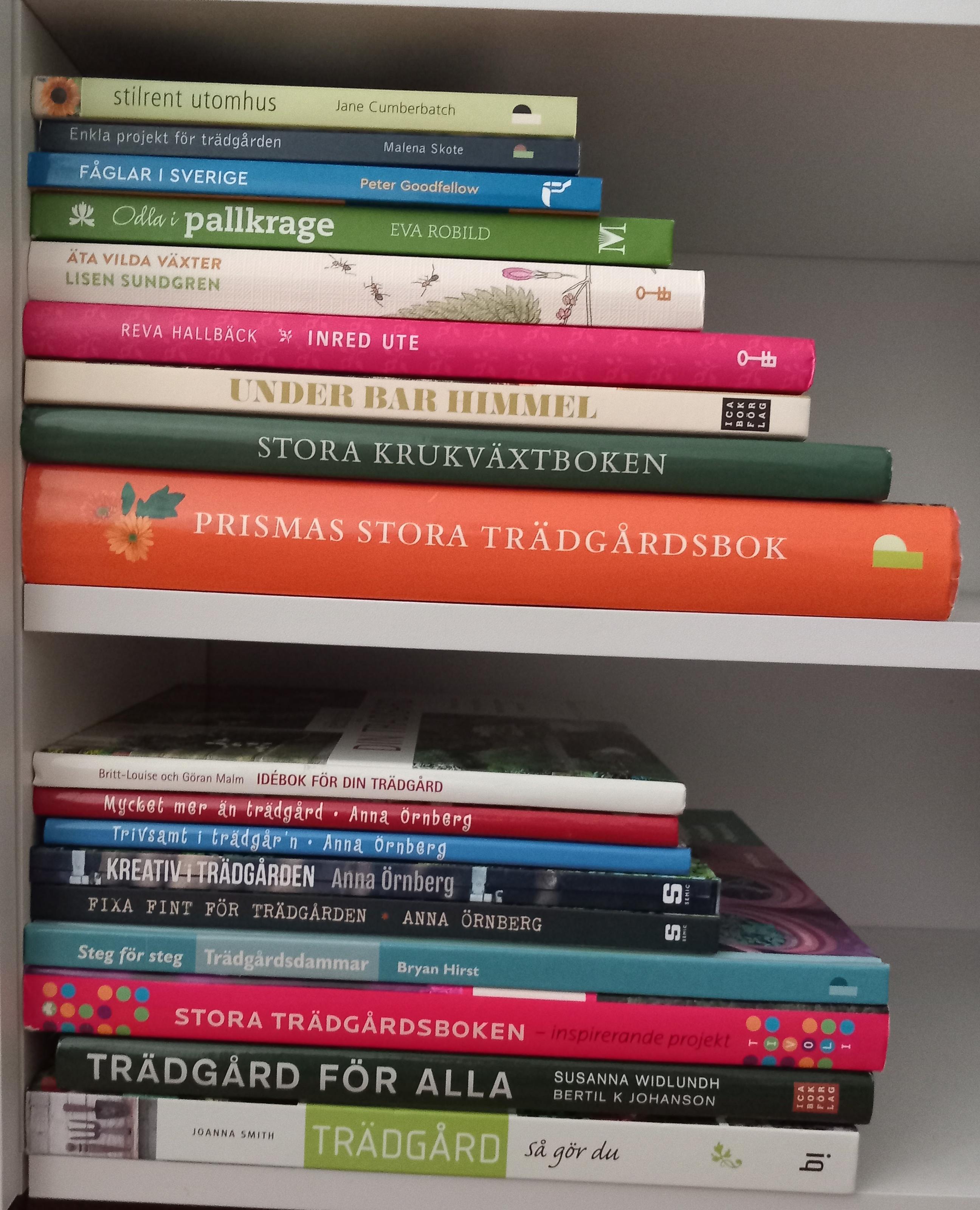Ett gäng trädgårdsböcker ligger i en vit hylla