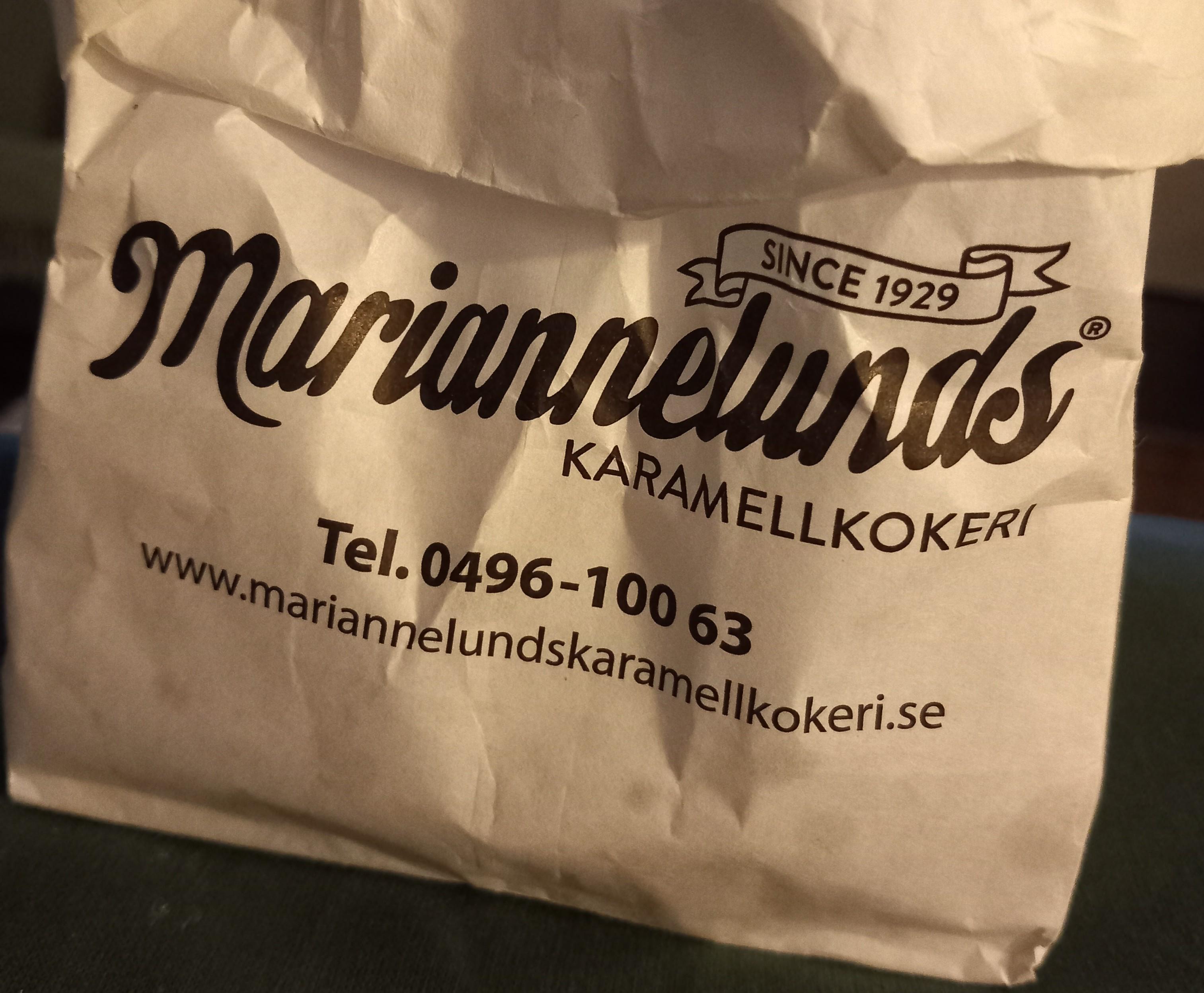 En vit papperspåse med texten Mariannelunds karamellkokeri