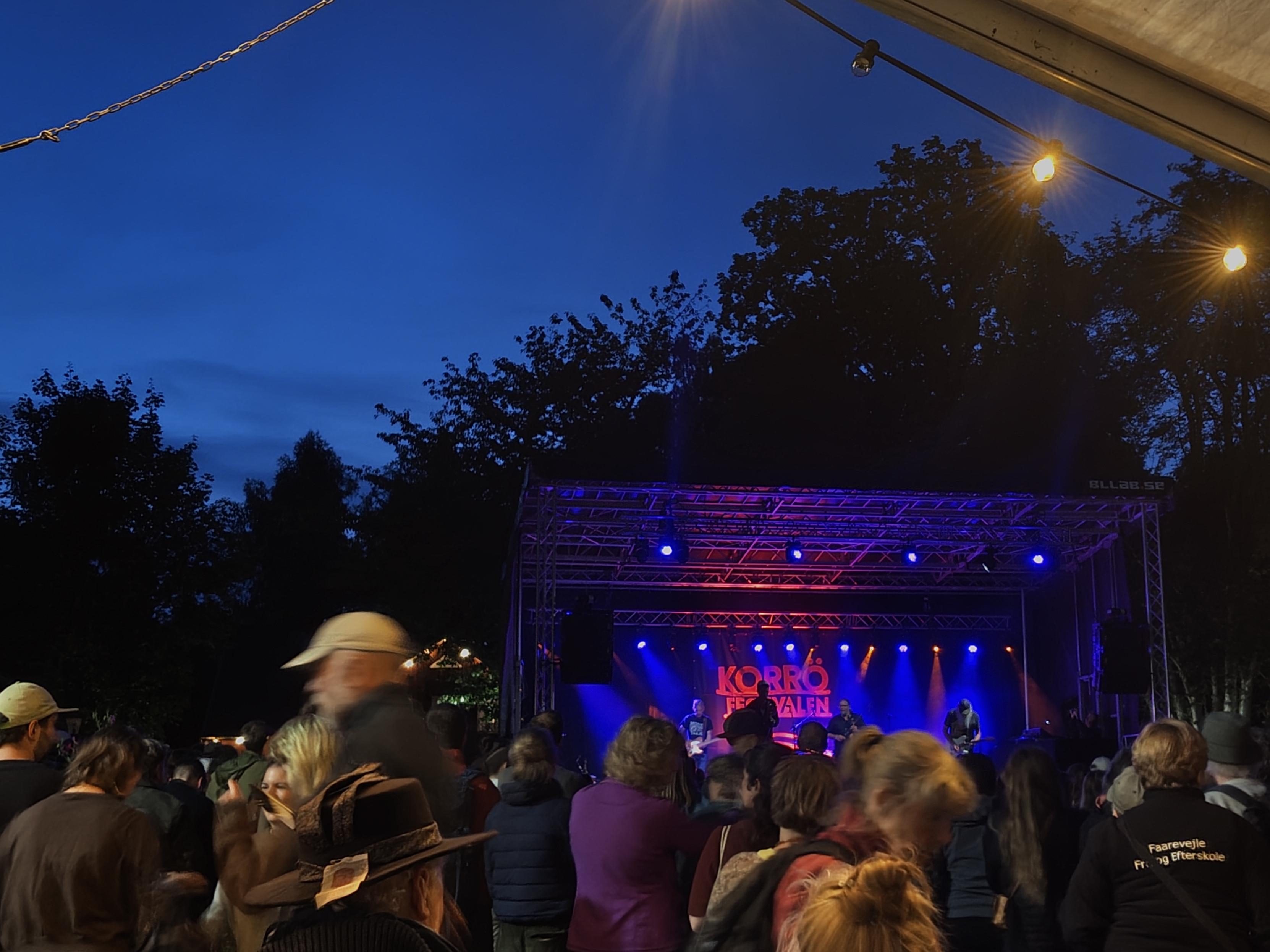 foto på stor scen med publik framför. grafiken säger korrö-festivalen. på scen är hoven droven