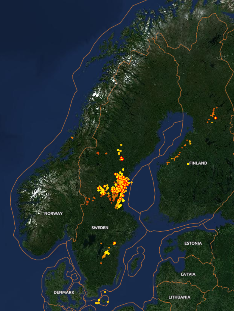 Zoomed-out lightning map showing a large number of lightning strikes along the East coast of Sweden, particularly in the Medelpad and Hälsingland area.