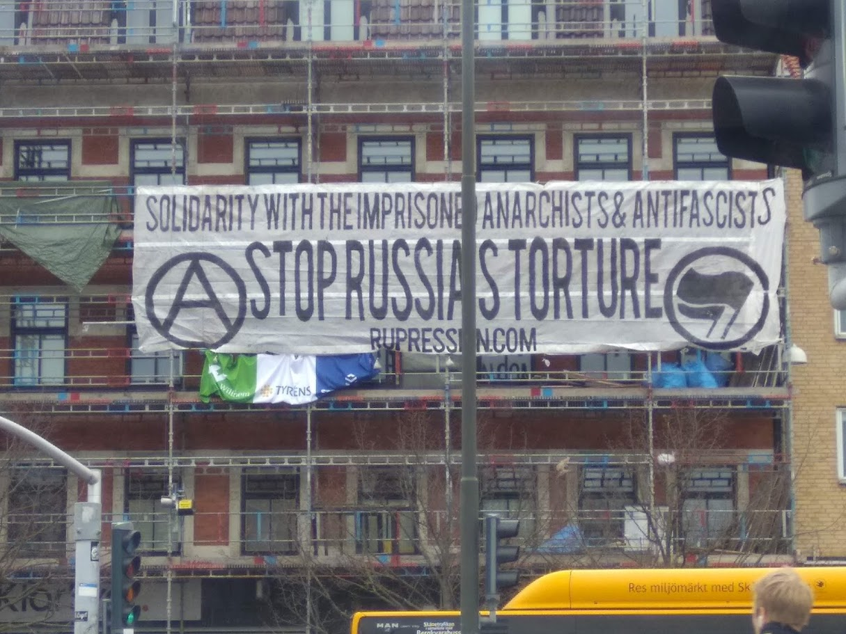 Large banner raised on the scaffold on a house with the text "Solidarity with Russian imprisoned anarchists and antifascists".
