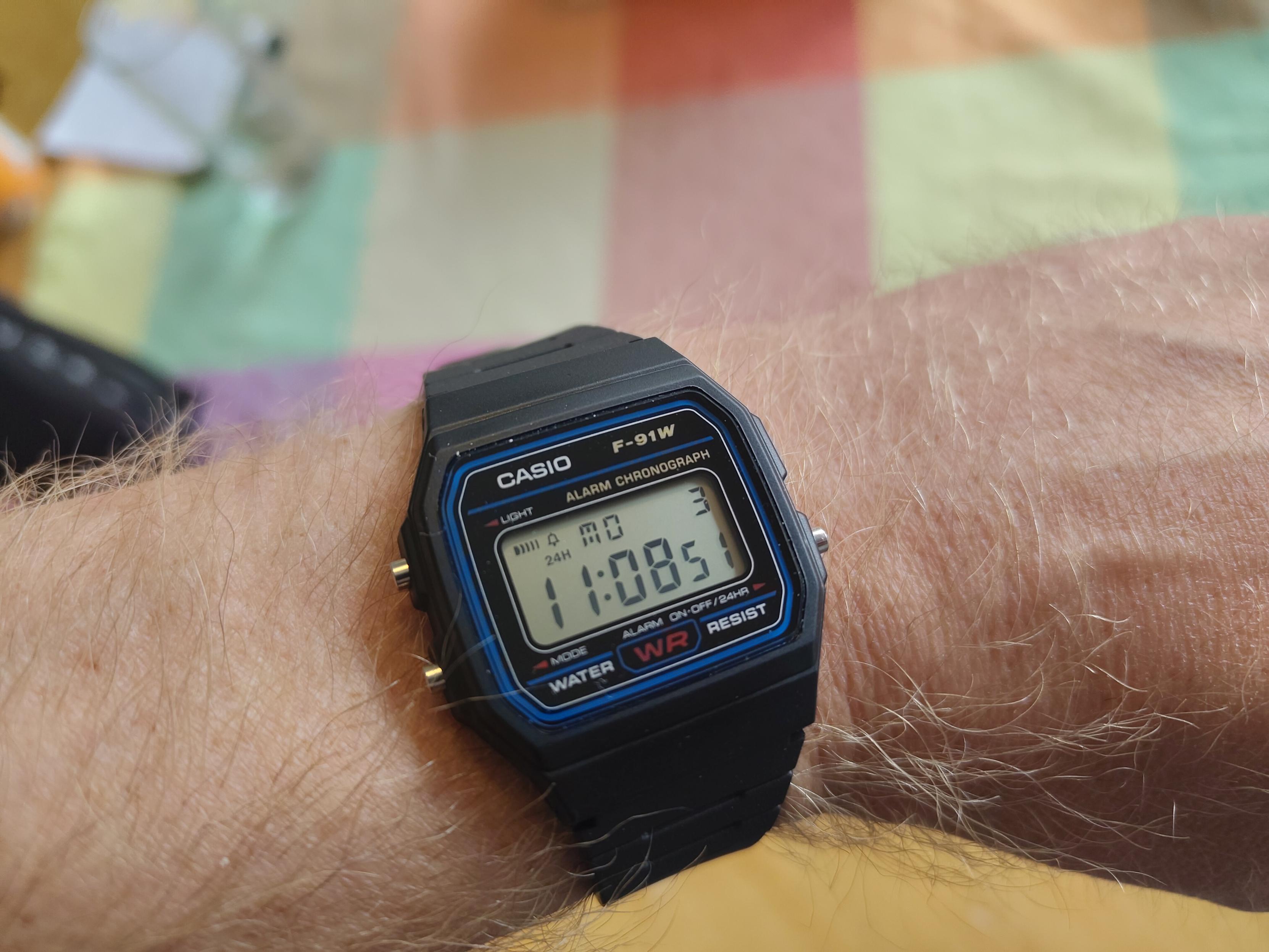 Klassisk enkel digital Casio-klocka. Med frakt inkluderat fick jag för under 300 spänn