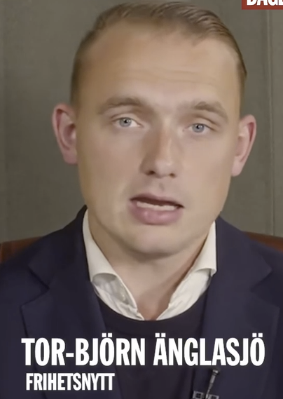 Bild från video på pojkaktig kille med bakåtkammat blont hår och uppknäppt skjorta med texten "Tor-Björn Änglasjö, Frihetsnyttt"